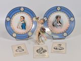 deux assiettes bleues et blanches ornées de représentations de femmes et d'hommes