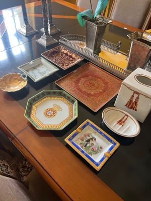 une table sur laquelle se trouvent de nombreuses assiettes et un vase