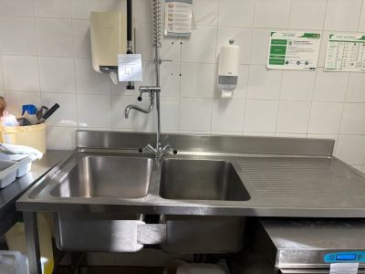 un évier en acier inoxydable au milieu d'une cuisine