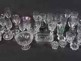 de nombreux verres posés sur une table devant un fond noir