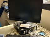 un écran d'ordinateur et un clavier sur un bureau dans une pièce