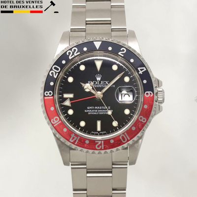 une montre-bracelet dotée d'une lunette rouge et bleue