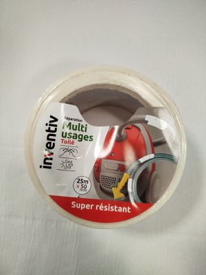une cassette qui se trouve dans un boîtier en plastique posé sur une table