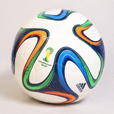 un ballon de foot blanc orné d'un motif coloré