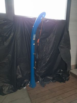 un tuyau bleu qui se trouve dans un coin de la pièce