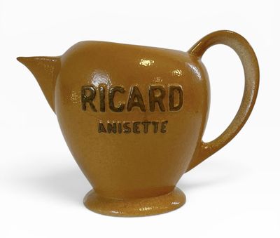 une image représentant un pichet marron portant une inscription noire