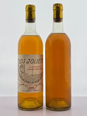 deux bouteilles de vin posées l'une à côté de l'autre sur une table
