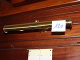 une photo d'un télescope en laiton fixé à un mur en bois
