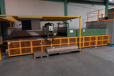 une image représentant une usine avec une grande machine en arrière-plan
