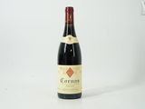 une bouteille de vin posée sur une table