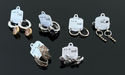 de nombreux types de bijoux exposés sur un fond noir