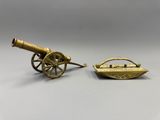 paire de figurines anciennes représentant un canon et un bateau, en laiton