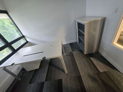 un bureau et une bibliothèque dans un coin de la pièce