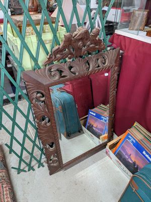 un miroir posé sur une table devant une chaise