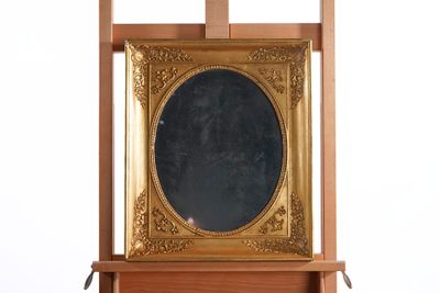 a picture of an easel with a mirror on it