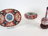 trois pièces de poterie exposées sur un fond blanc