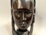 une statue représentant une femme avec une oreille de chat