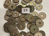 une pile de vieilles pièces posée sur une table blanche