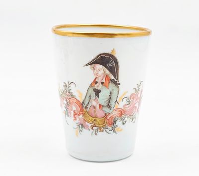 une tasse sur laquelle est représenté un homme et un chien