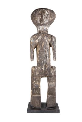 l'image d'une statue d'un homme avec un chapeau sur la tête