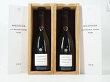 deux bouteilles de vin se trouvent dans une caisse en bois posée sur une surface blanche