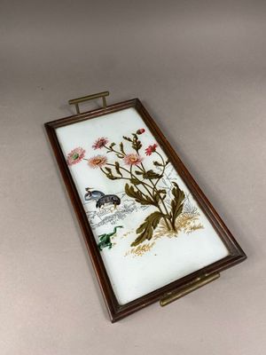 Plateau en bois et verre peint figurant un couple de héron e…