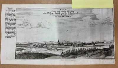 un ancien dessin représentant une vue d'une ville, tiré d'un livre