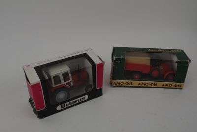 un camion rouge et blanc dans une boîte, à côté d'une boîte verte et blanche