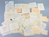 une pile de vieilles lettres et de papiers sur une table