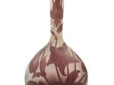 un vase orné d'un motif floral sur une surface blanche