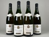quatre bouteilles de vin sont alignées
