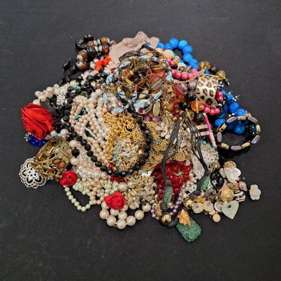 un tas de bijoux variés posés sur une surface noire