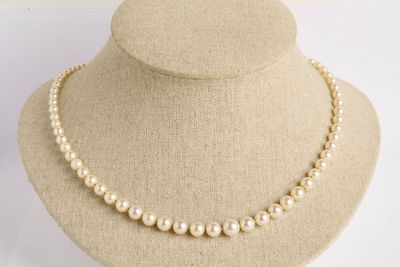 gros plan d'un collier de perles sur un mannequin