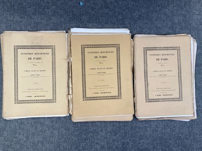trois livres posés les uns à côté des autres sur un tapis bleu
