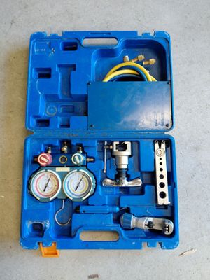 une image représentant une boîte à outils bleue contenant des jauges et des jauges
