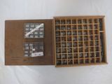 une boîte contenant de nombreux timbres de différents types