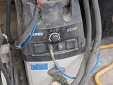 une machine qui est garée dans un garage avec des tuyaux