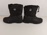 une paire de bottes de neige noires posées sur une surface blanche