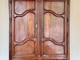une armoire ancienne en bois dans une pièce avec un parquet