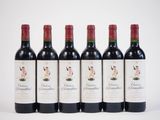 six bouteilles de vin rouge alignées