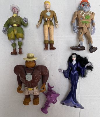 cinq figurines représentant différents personnages posées sur une surface blanche