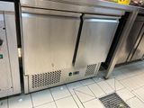 de nombreux appareils électroménagers en acier inoxydable dans la cuisine, posés à même le sol