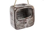 une image représentant un panier suspendu en argile