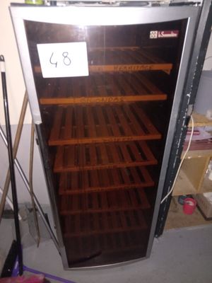 une photo d'un refroidisseur à vin avec une étiquette de prix