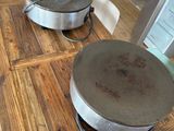 deux moules à pizza posés sur une table en bois