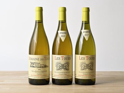 trois bouteilles de vin posées sur une table en bois