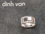 une photo d'une bague exposée