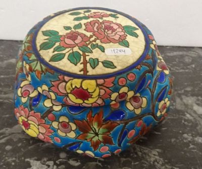 une boîte colorée ornée de fleurs, posée sur une table