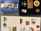 toutes ces épingles et ces aimants qui se trouvent sur la table
