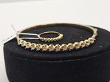 un ensemble composé d'un bracelet et d'une bague en or, présenté dans un coffret en velours noir